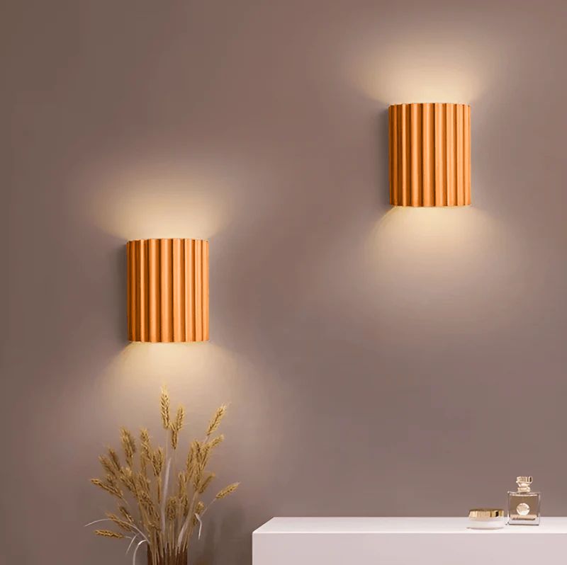 Randig LED-Vägglampa i Konstharts för en Modern Nordisk Atmosfär