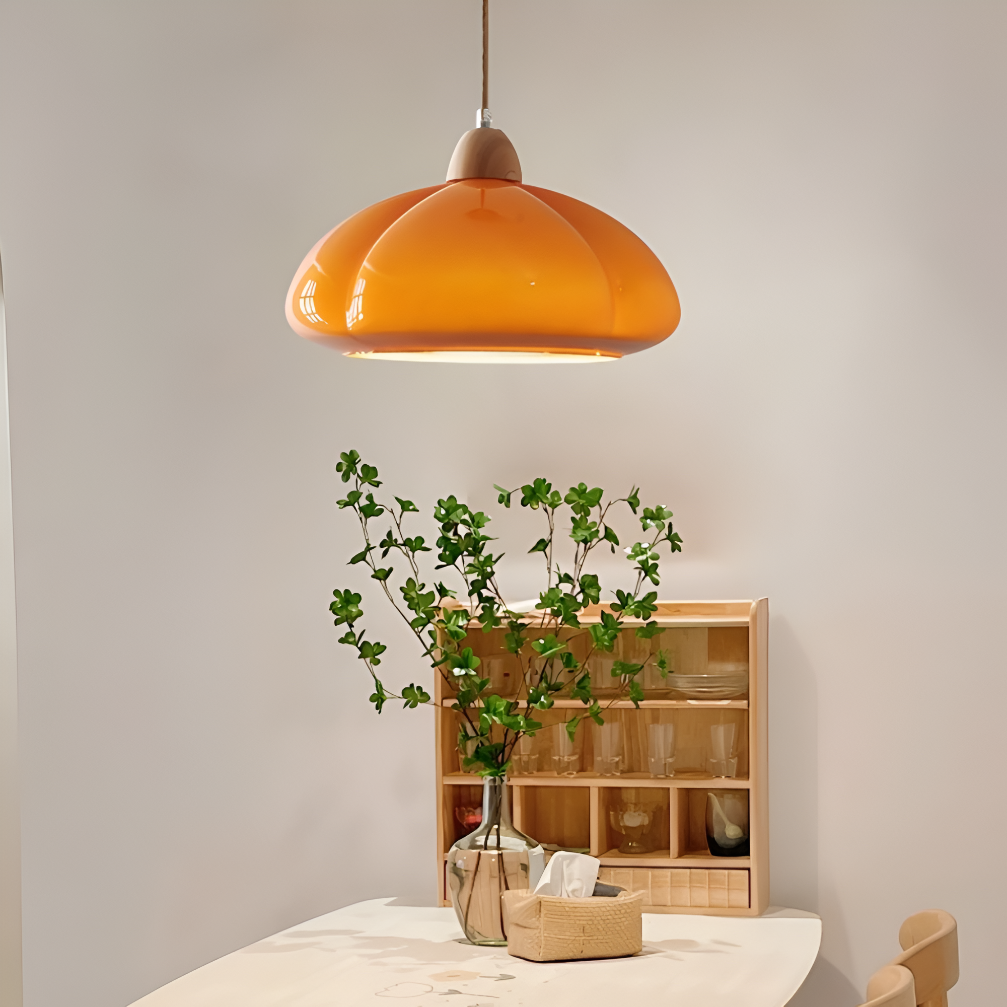 Pendellampa i retrostil - Pumpkin-inspirerad pendellampa i nordiskt glas och trä