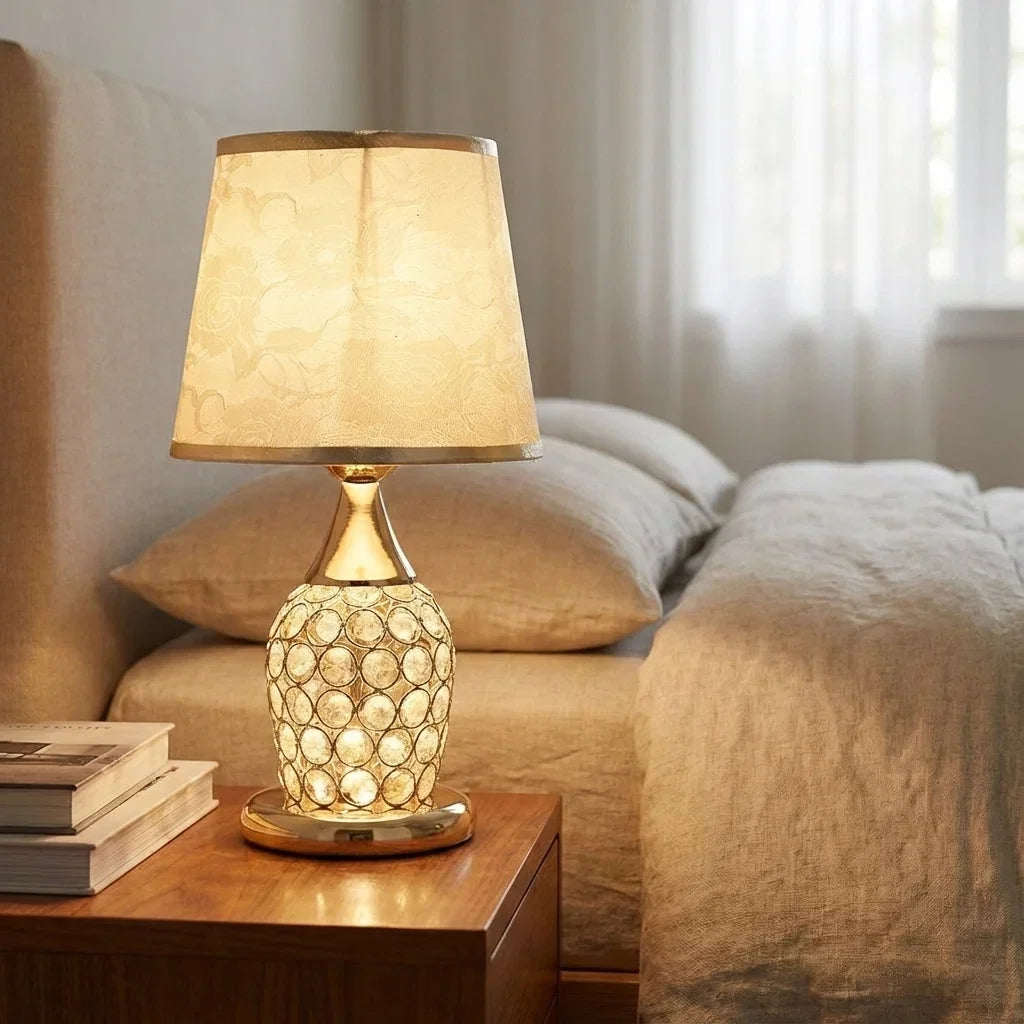 Kristallbordslampa med trumskärm i guld på ljus bakgrund
