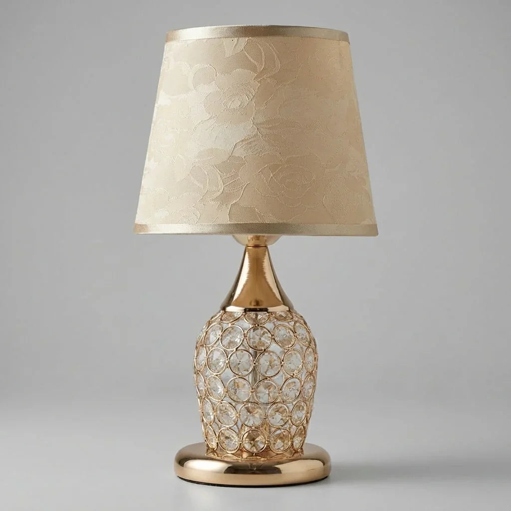 Elegant bordslampa med kristallfot och trumskärm i guld