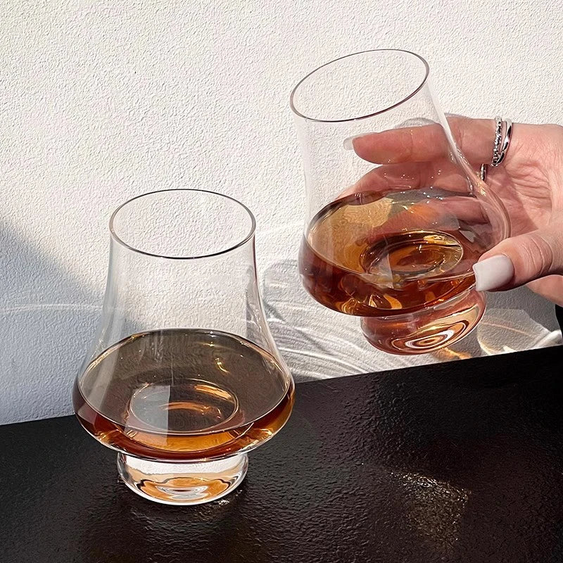 Närbild av whiskyglasens form och klara glas