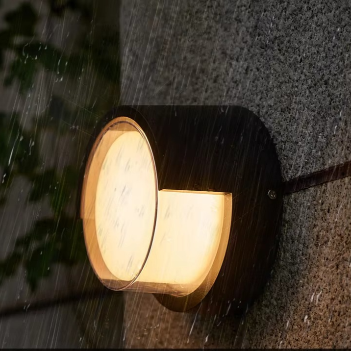 Retro utomhusvägglampa i aluminium monterad på yttervägg