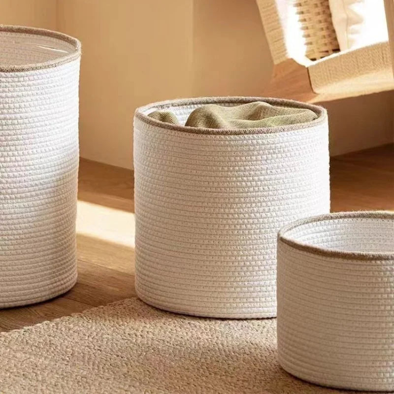 Vit handvävd förvaringskorg i bomullsrep med beige kant