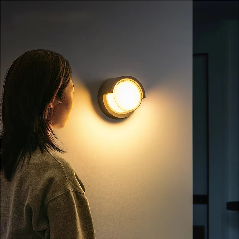 Sidovy av väderbeständig vägglampa i aluminium för utomhusmiljö