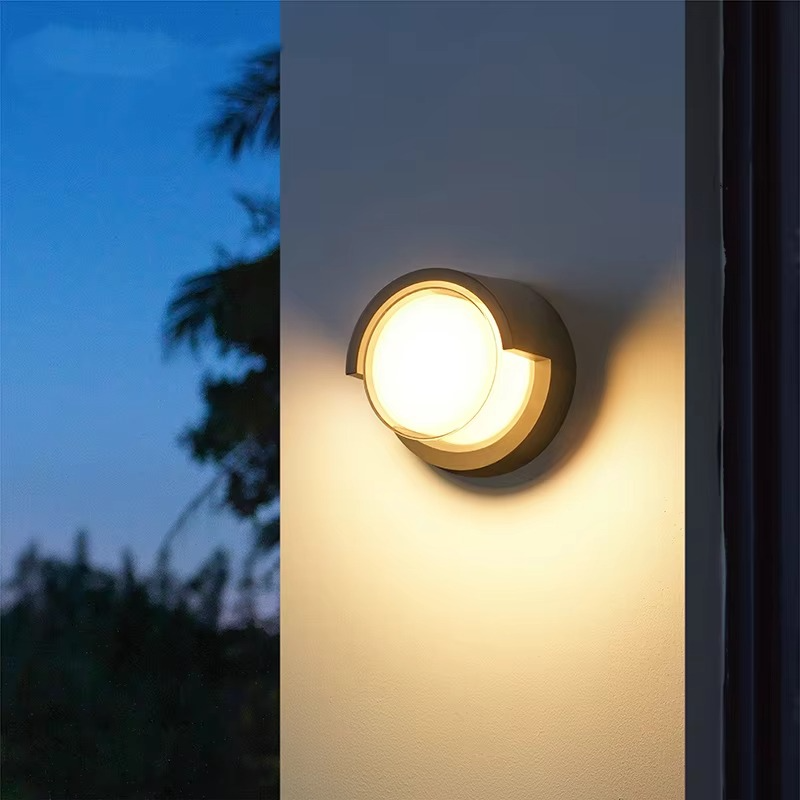 Vägglampa för utomhusbruk i europeisk retrostil sedd framifrån