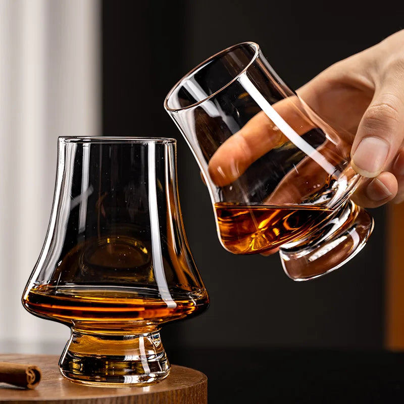 Fyra whiskyglas placerade tillsammans