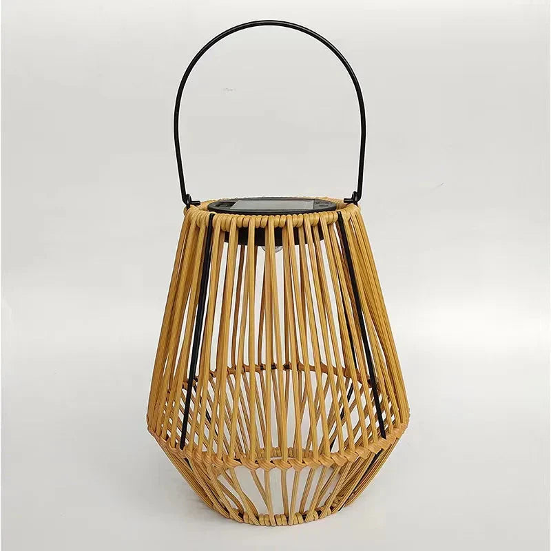 Närbild på solarlampa i rattanlook med flätad design och LED-ljus