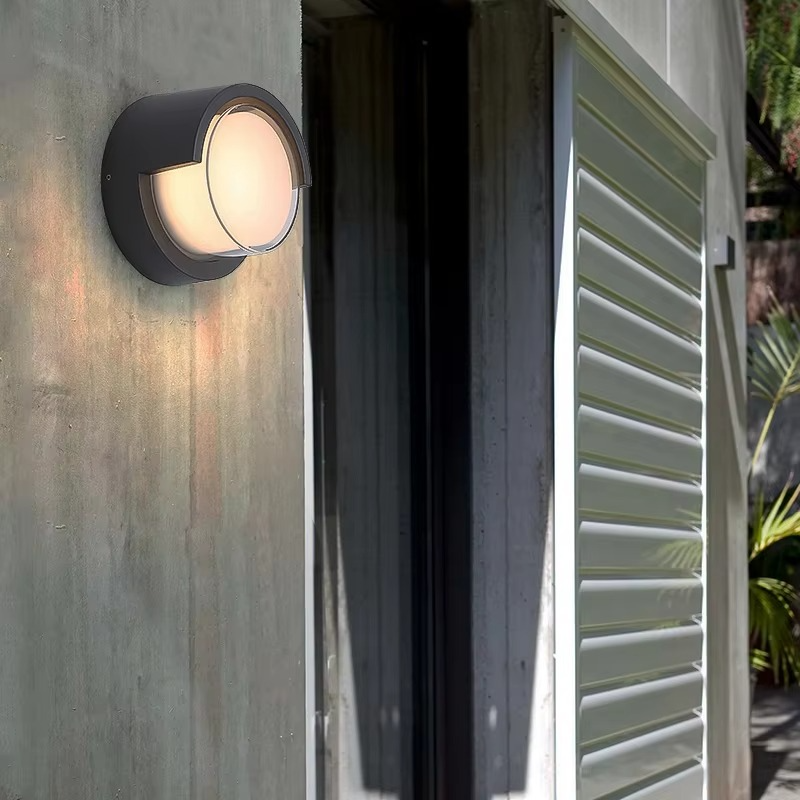 Detaljbild av utomhusvägglampa i aluminium med klassisk design