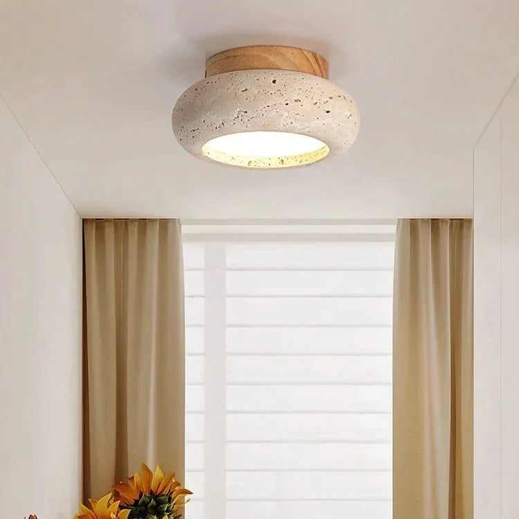 Travertinlampa för tak med diskret design och naturlig finish