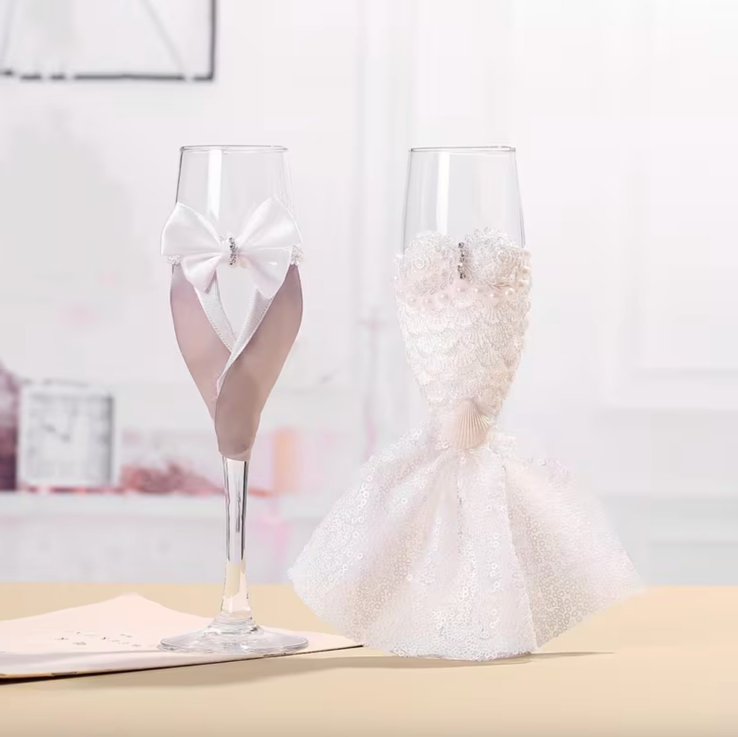 Två eleganta glas för champagne med romantisk känsla