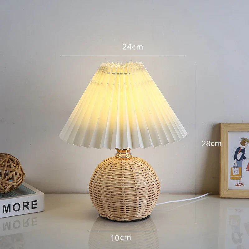 Sänglampa Med Veckad Lampskärm Och Flätad Detalj