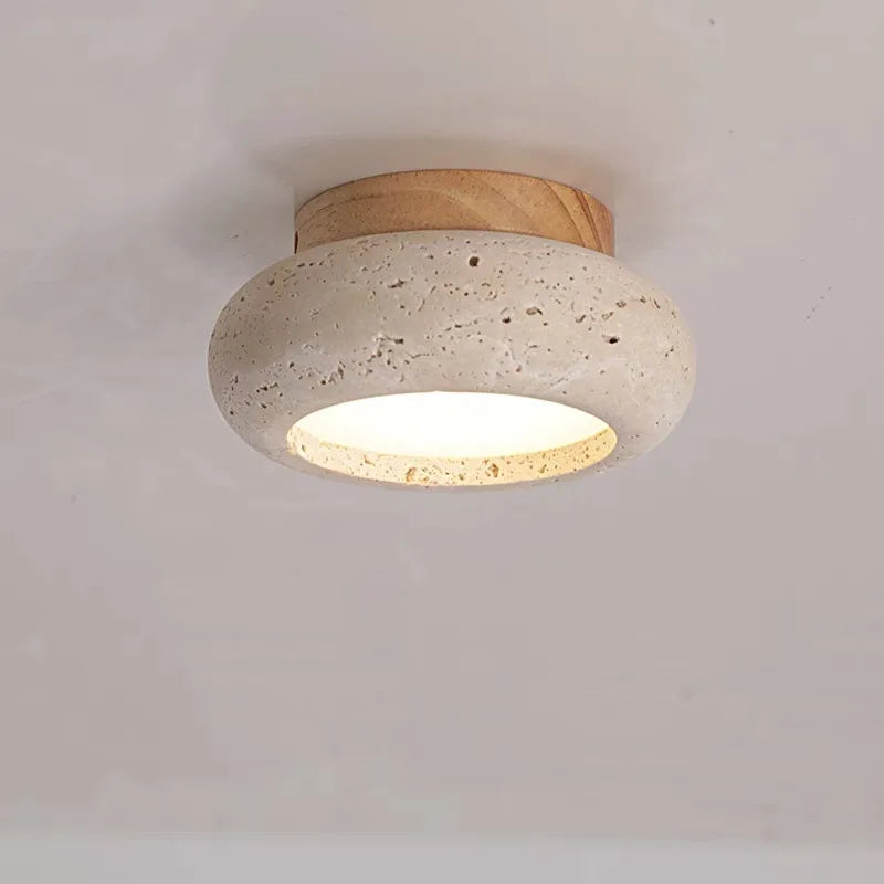 Plafondlampa i travertin och trä med integrerad LED sedd framifrån