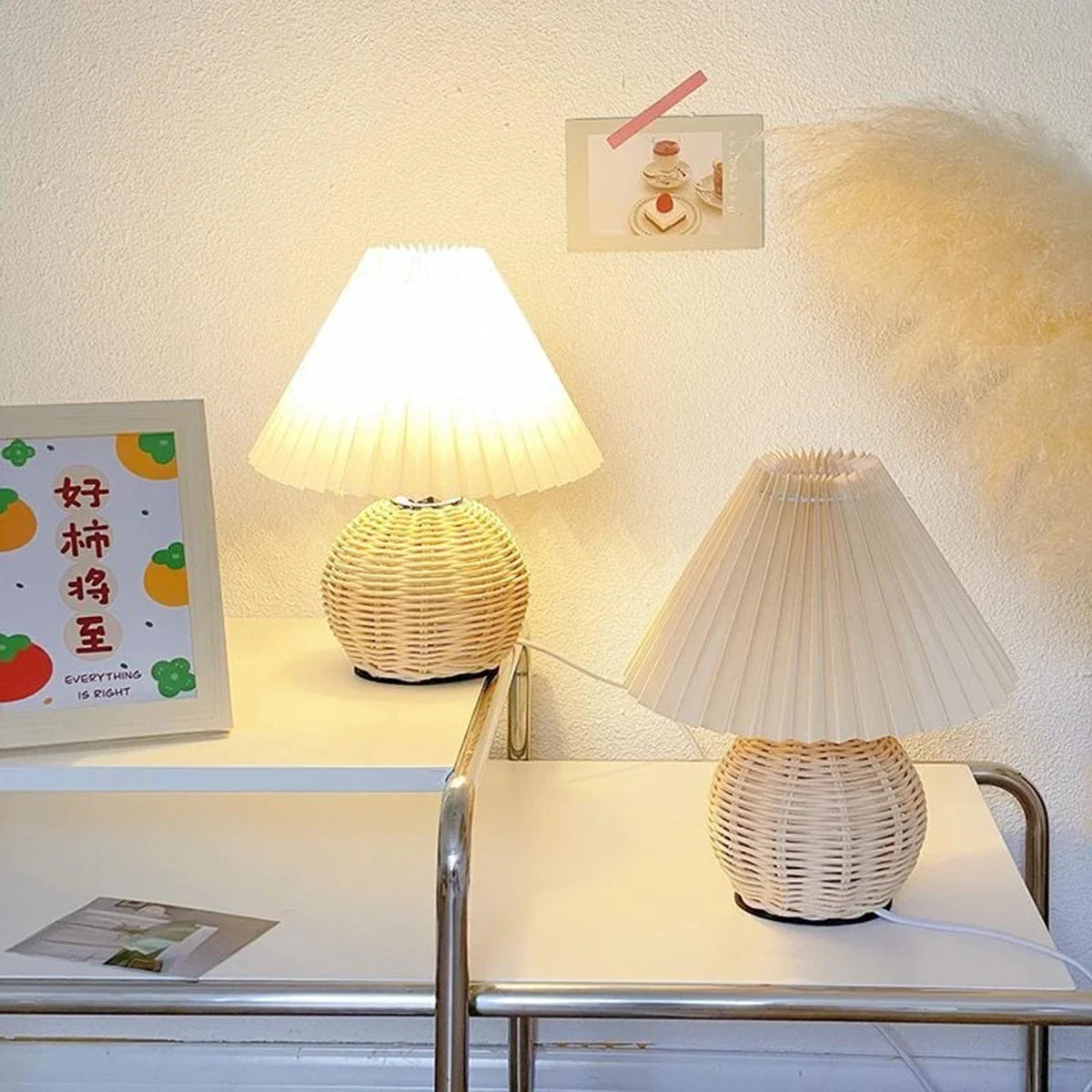 Detalj av lampans veckade textilskärm