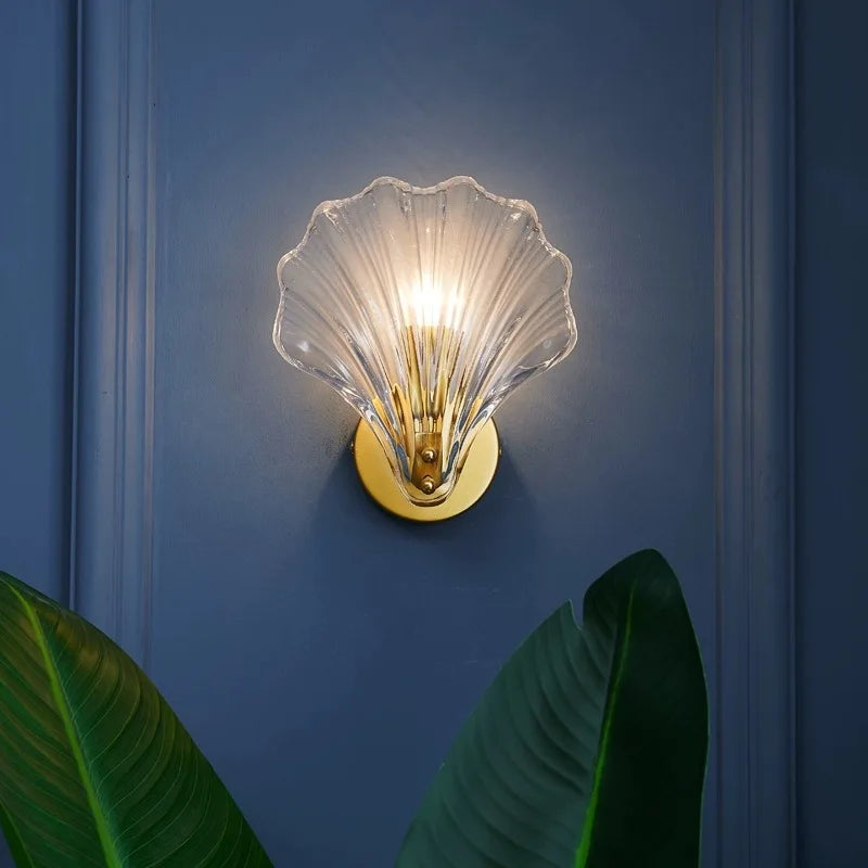 Vägglampa i glas med E14 sockel monterad på vägg
