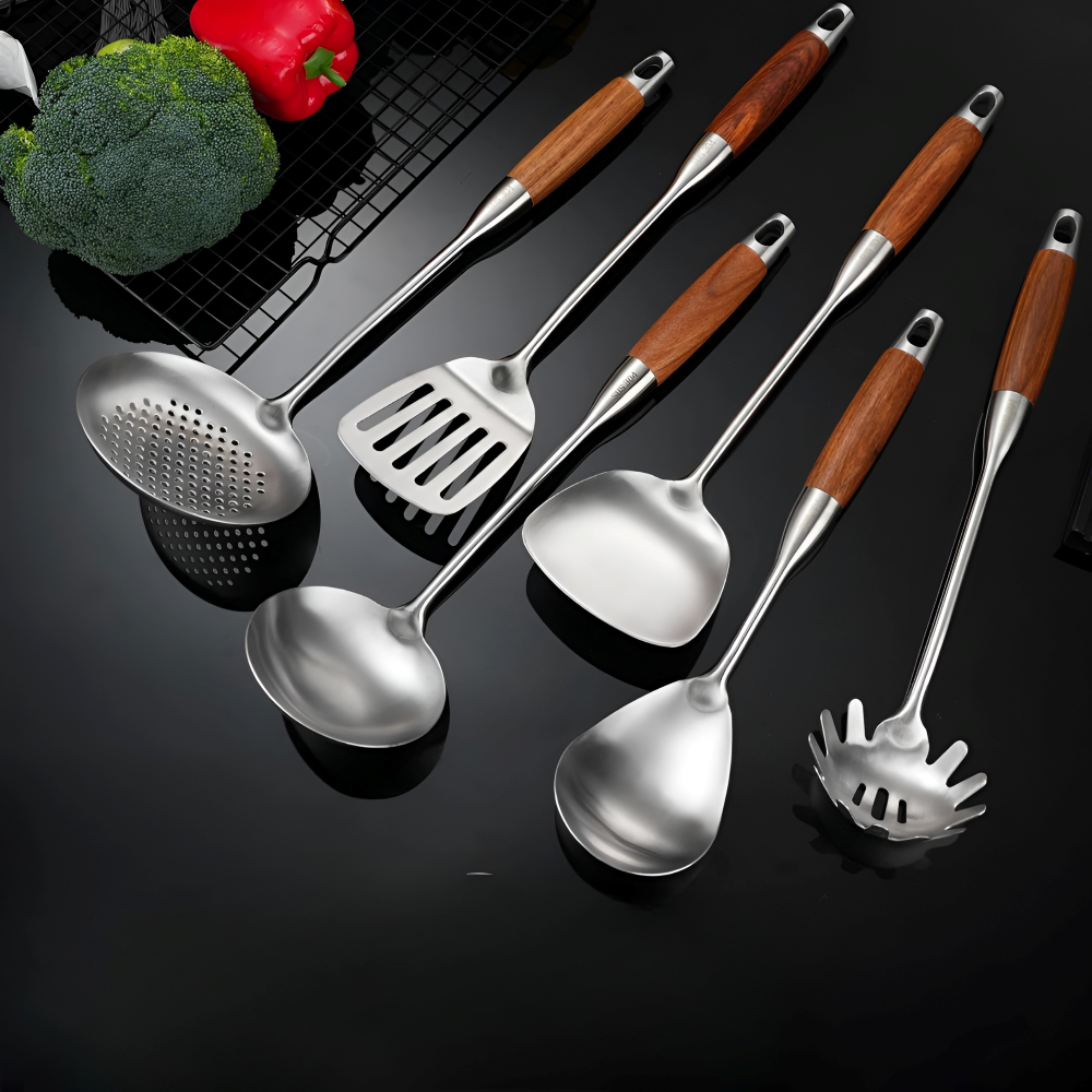 Köksredskapsset i Rostfritt Rtål, Silver, 6 delar – Köksredskap med Trähandtag – inkl. Stekspade, Slev och Pastaslev