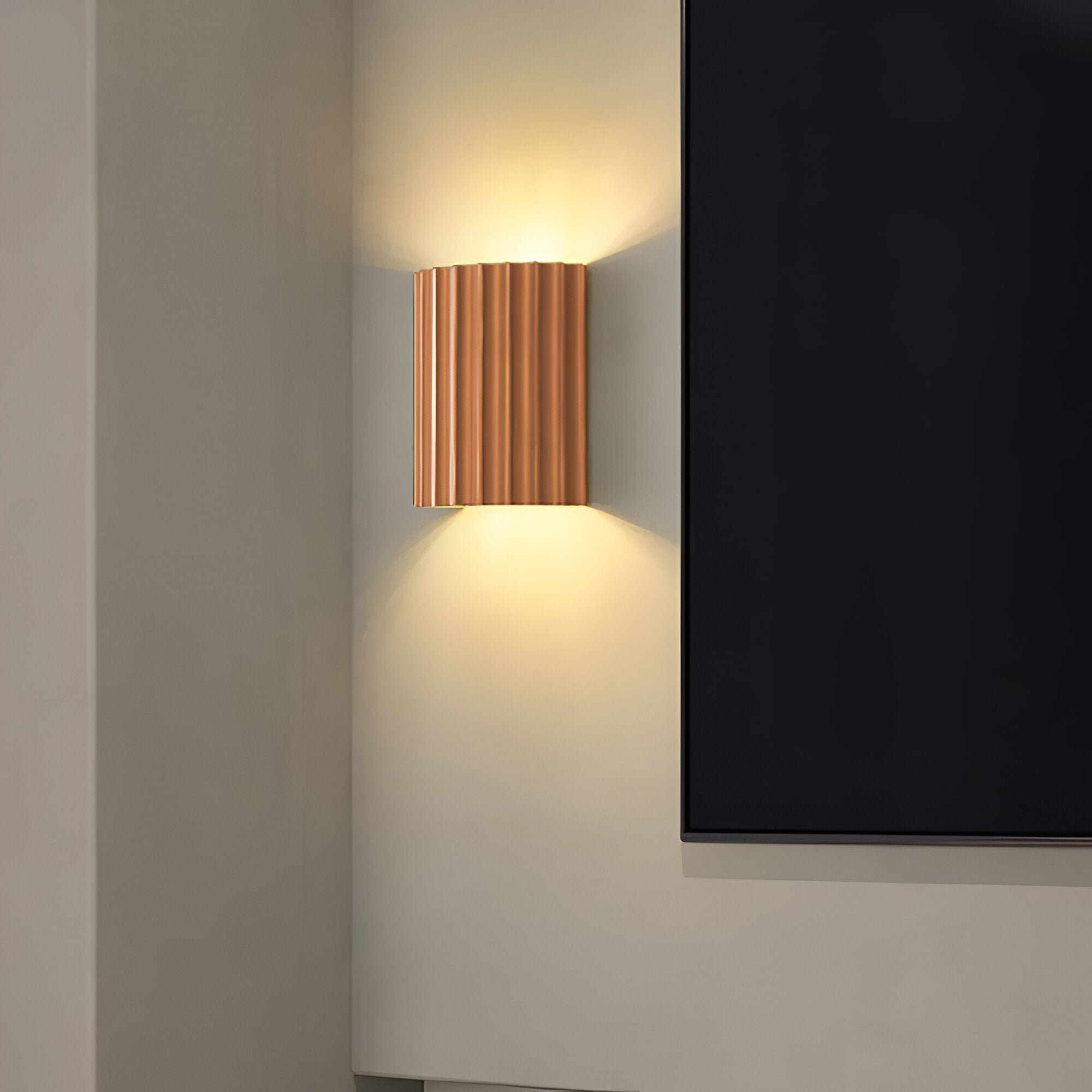Randig LED-Vägglampa i Konstharts för en Modern Nordisk Atmosfär
