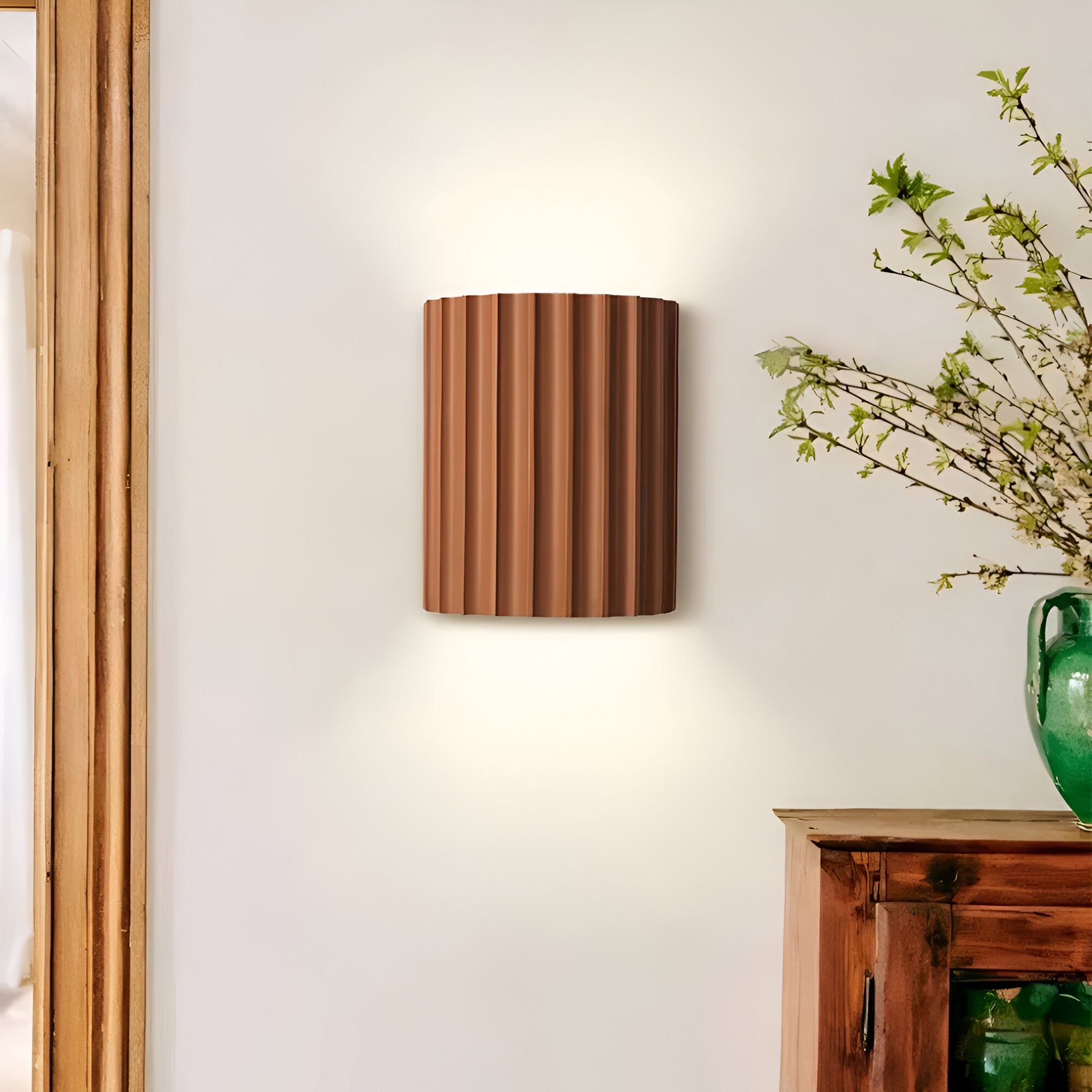 Randig LED-Vägglampa i Konstharts för en Modern Nordisk Atmosfär