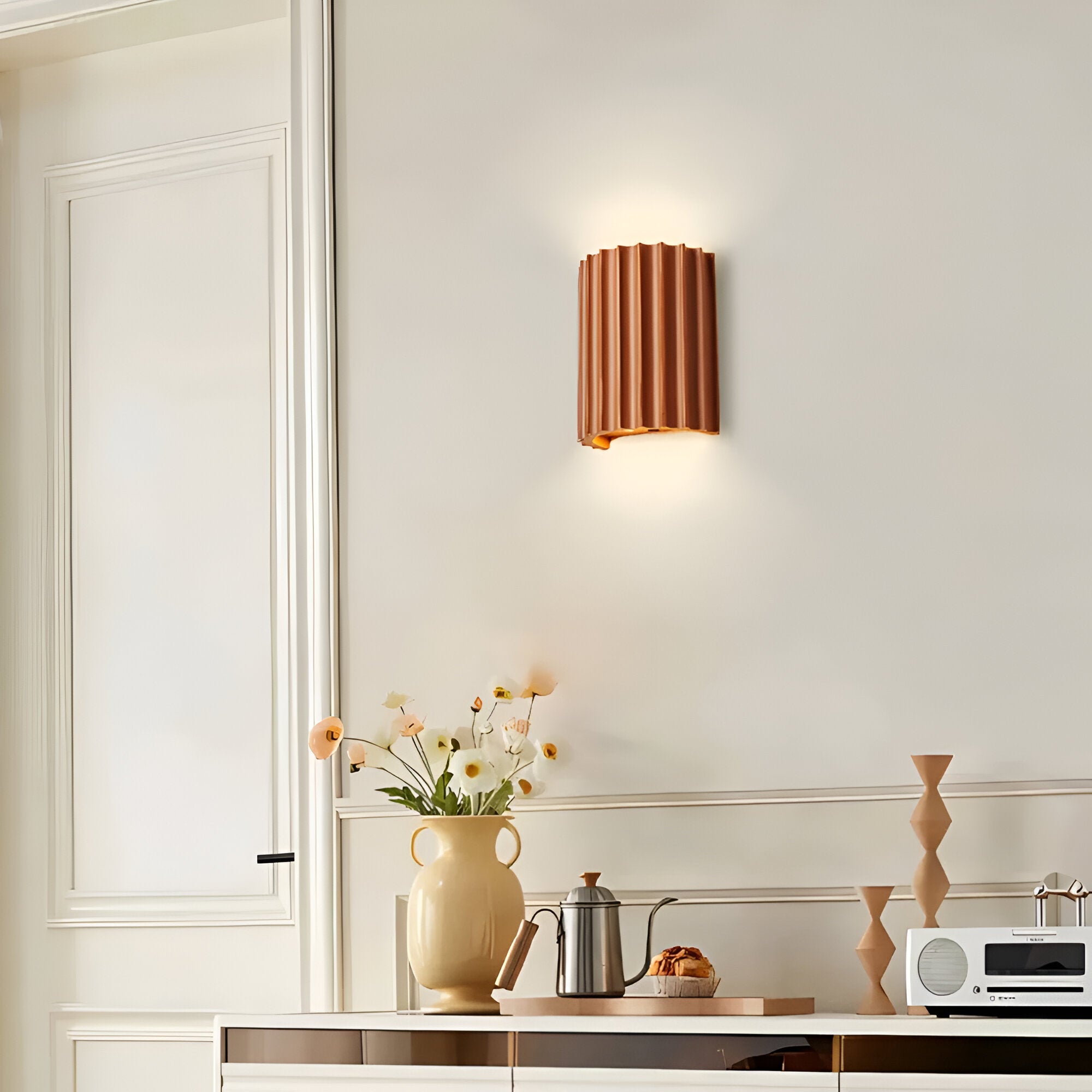 Randig LED-Vägglampa i Konstharts för en Modern Nordisk Atmosfär