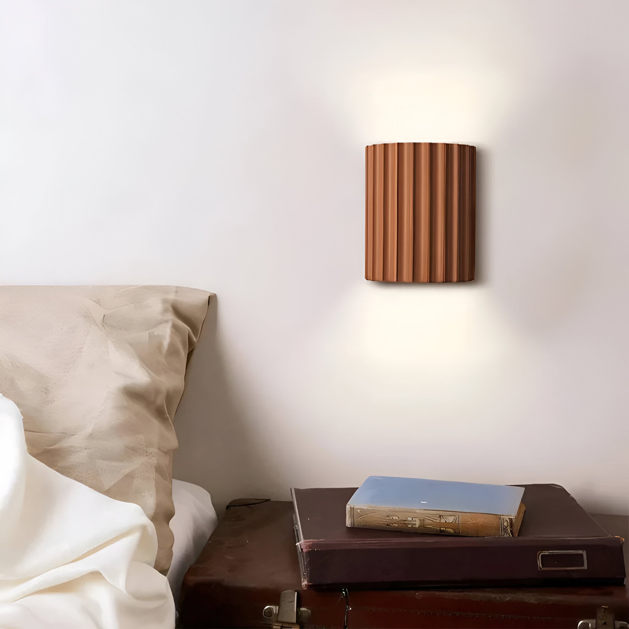 Randig LED-Vägglampa i Konstharts för en Modern Nordisk Atmosfär