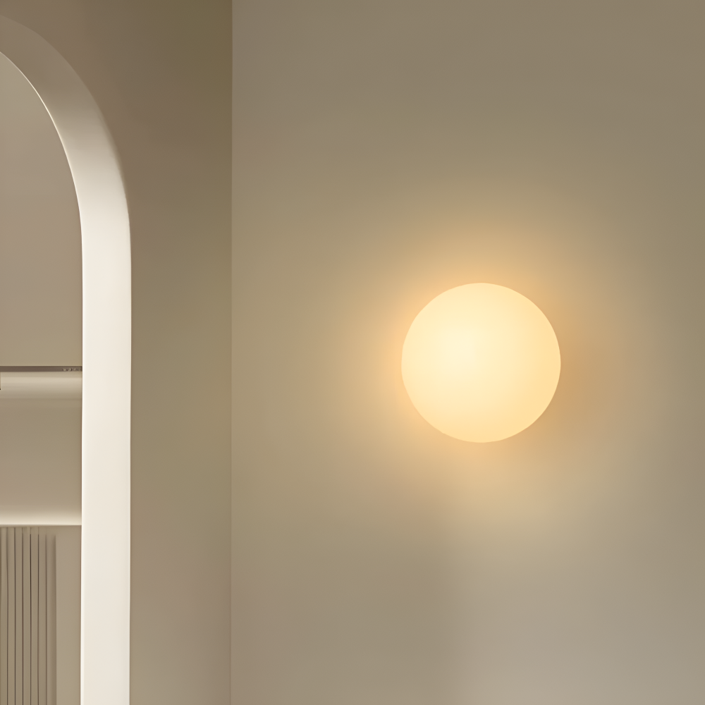 Elegant Vit Rund Vägglampa i Glas – Modern Belysning för Inredning