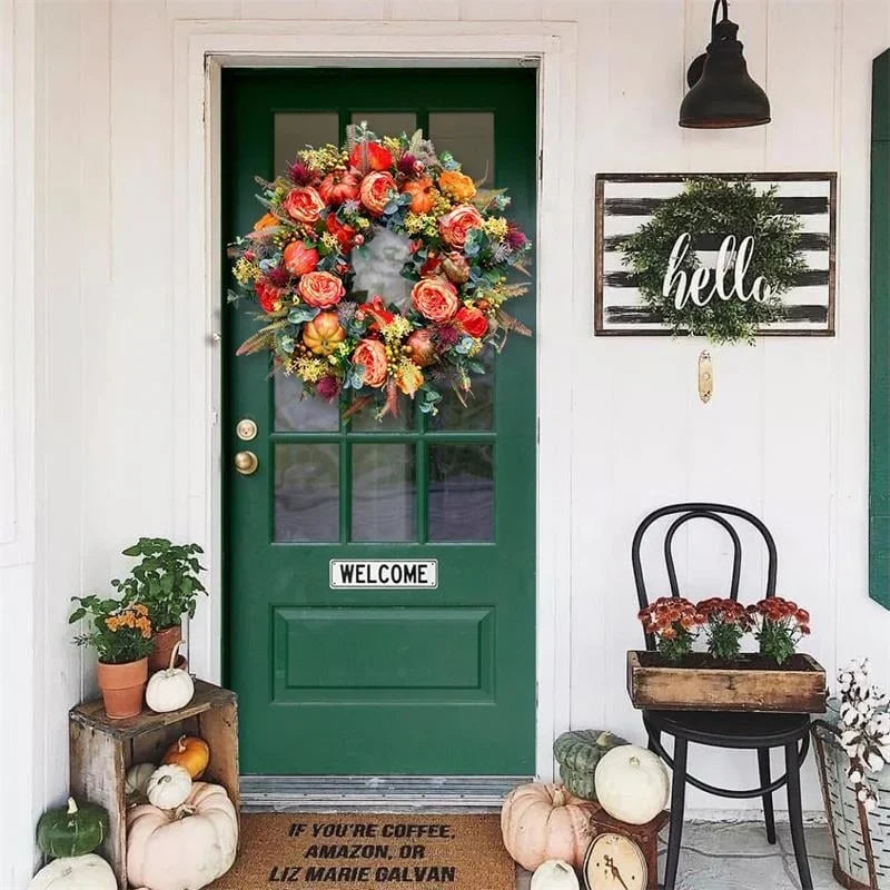 Dörrkrans med handgjorda detaljer hängande på en dörr