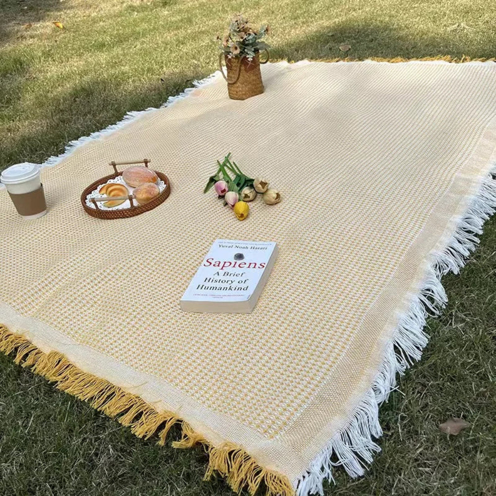 Bordsduk på bord med stilren och avslappnad dukning