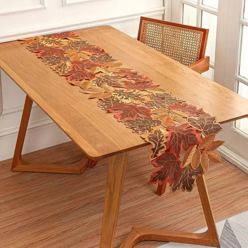 Mikrofiberpolyester med detaljerat broderi på en bordslöpare