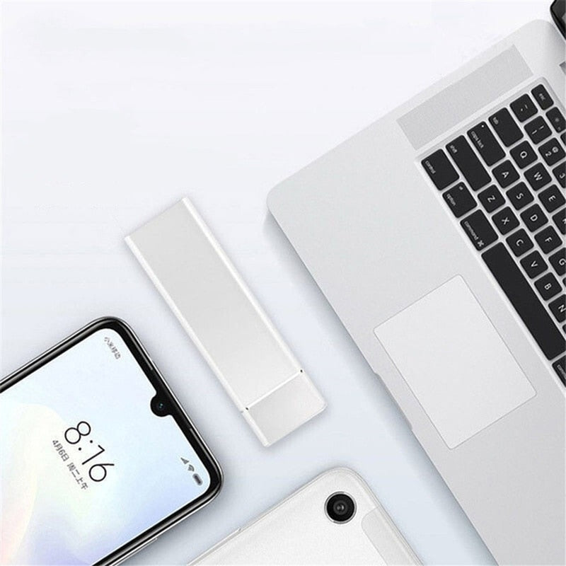 Extern SSD i aluminium med USB-C-anslutning på vit bakgrund