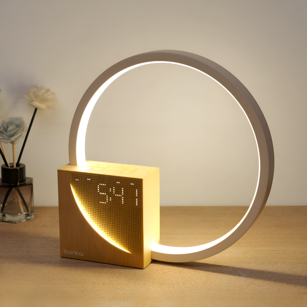 UnivSync - Multifunktionell nattlampa med USB-port, snooze-funktion och väckarljus
