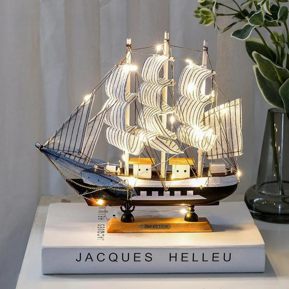 Segelbåtslampa i trä som ger stämningsfull belysning i rummet