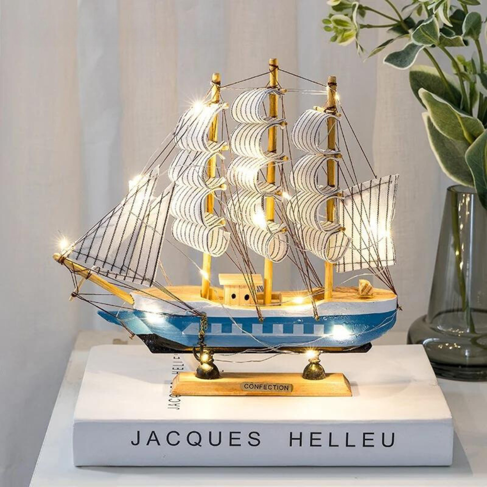 Träskulptur av segelbåt med LED-belysning som maritim inredningsdetalj