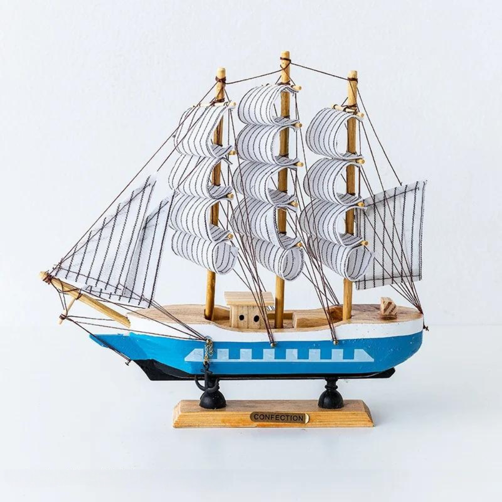 Detaljbild av träsegelbåt med inbyggd LED-belysning och mast