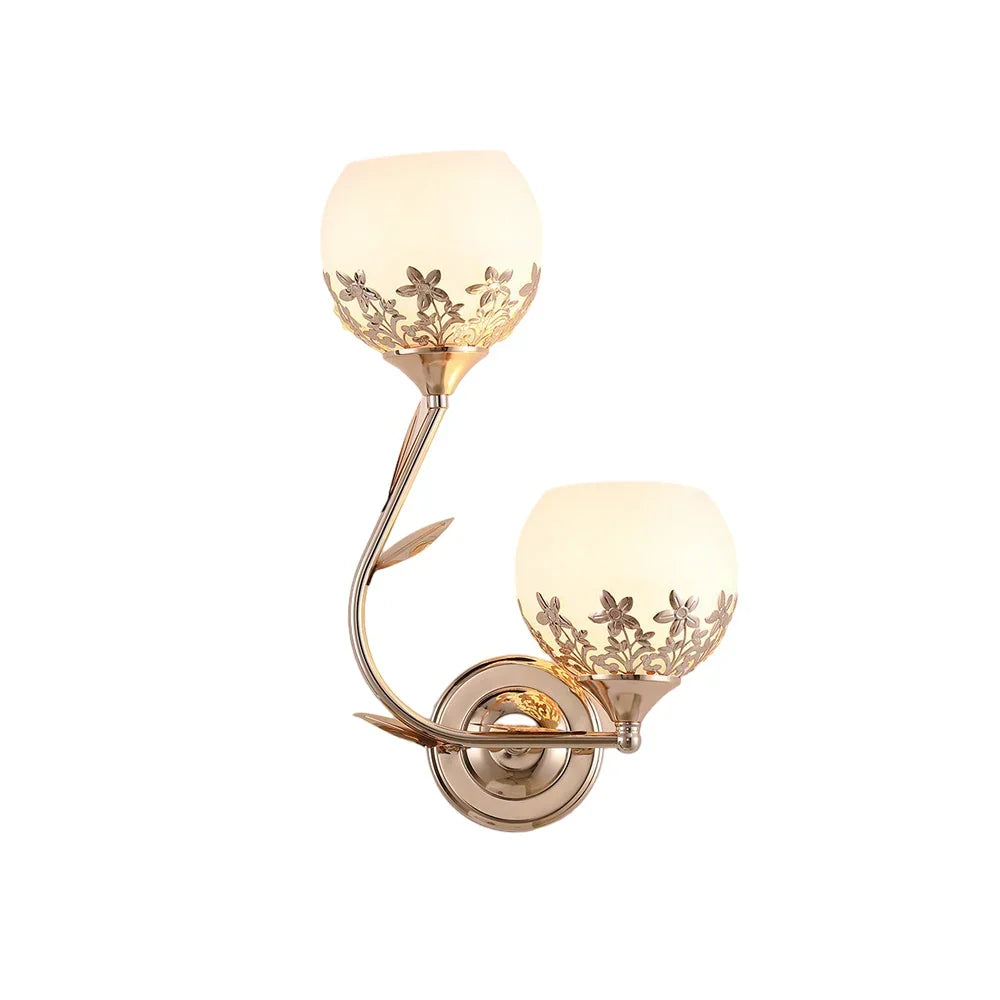 Vägglampa med botaniskt mönster och strukturerad glasskärm