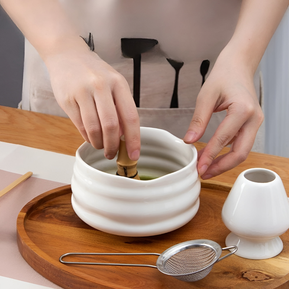 Vitt 5-delat Matcha-Set i Keramik & Bambu – Skål med hällpip, visp, hållare & sil – Japanskt te-tillbehör