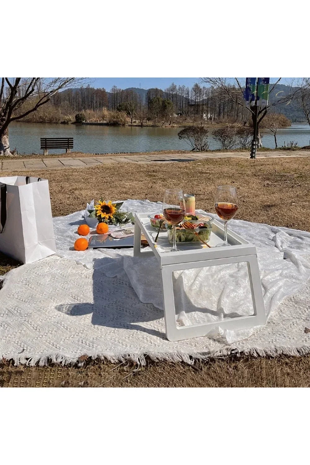 Picknickfilt utlagd på gräs för en avkopplande utomhusmåltid