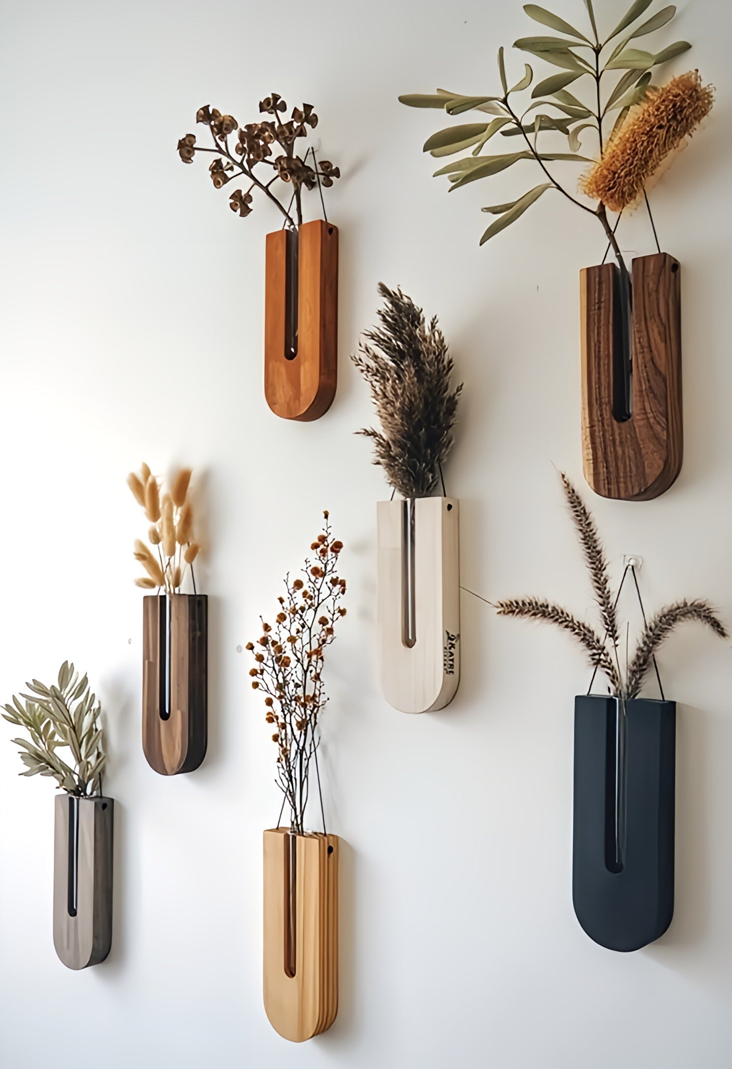 Set med väggmonterade blomsterhållare i trä, rustik design