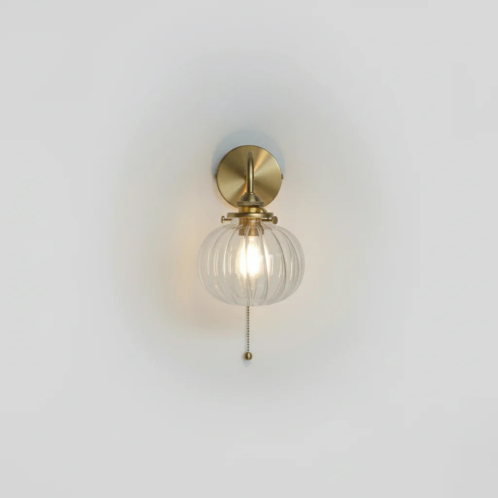 Väggmonterad lampa med rund glaskupa och elegant finish