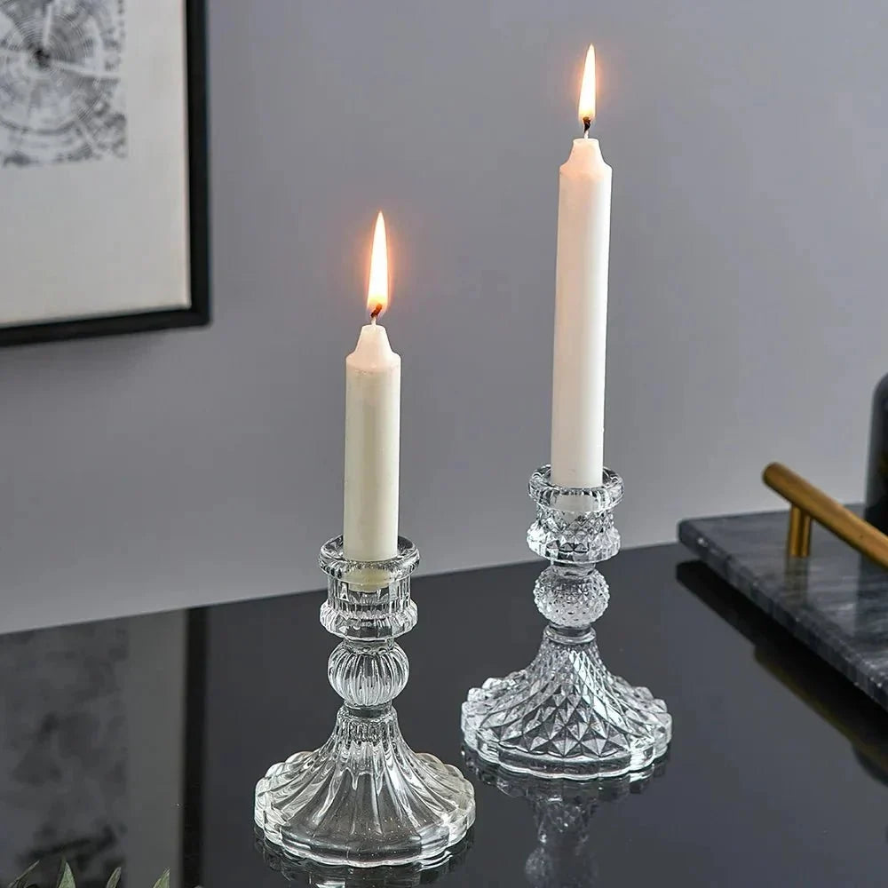 Minimalistisk ljusstake i glas placerad på ett matbord