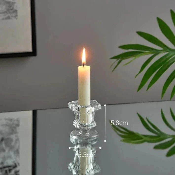 Stilren dukning med ljusstakar i glas