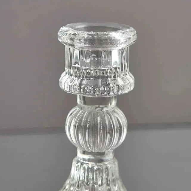 Ljusstakar i glas arrangerade som elegant heminredning