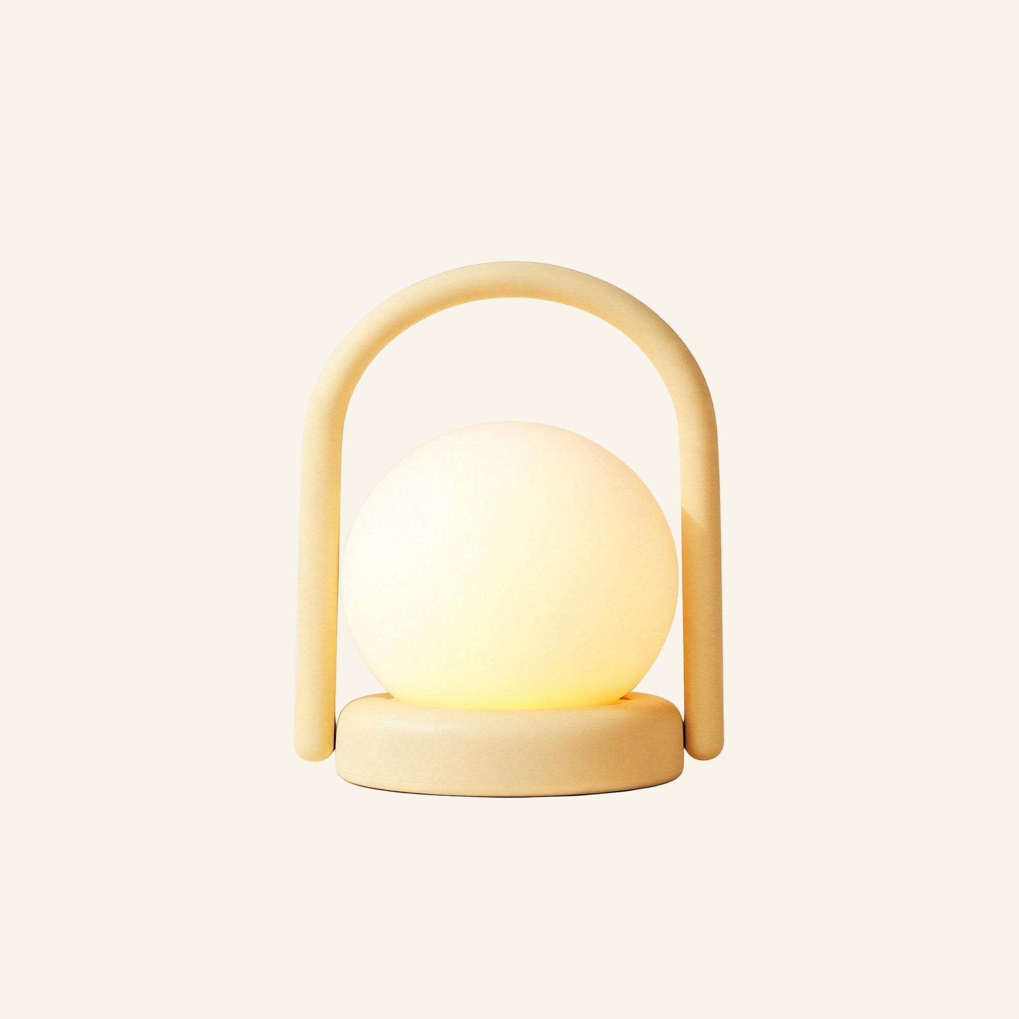 Laddningsbar bordslampa med frostad glob och bågformat silikonhandtag