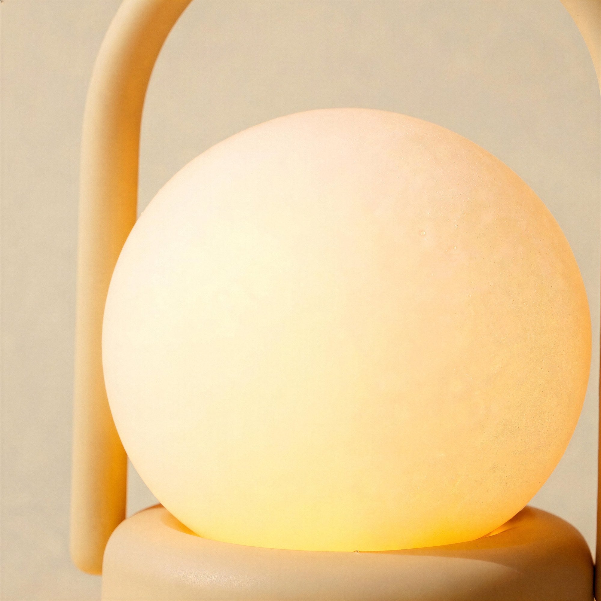 Trådlös LED-bordslampa som stämningsbelysning på nattduksbord