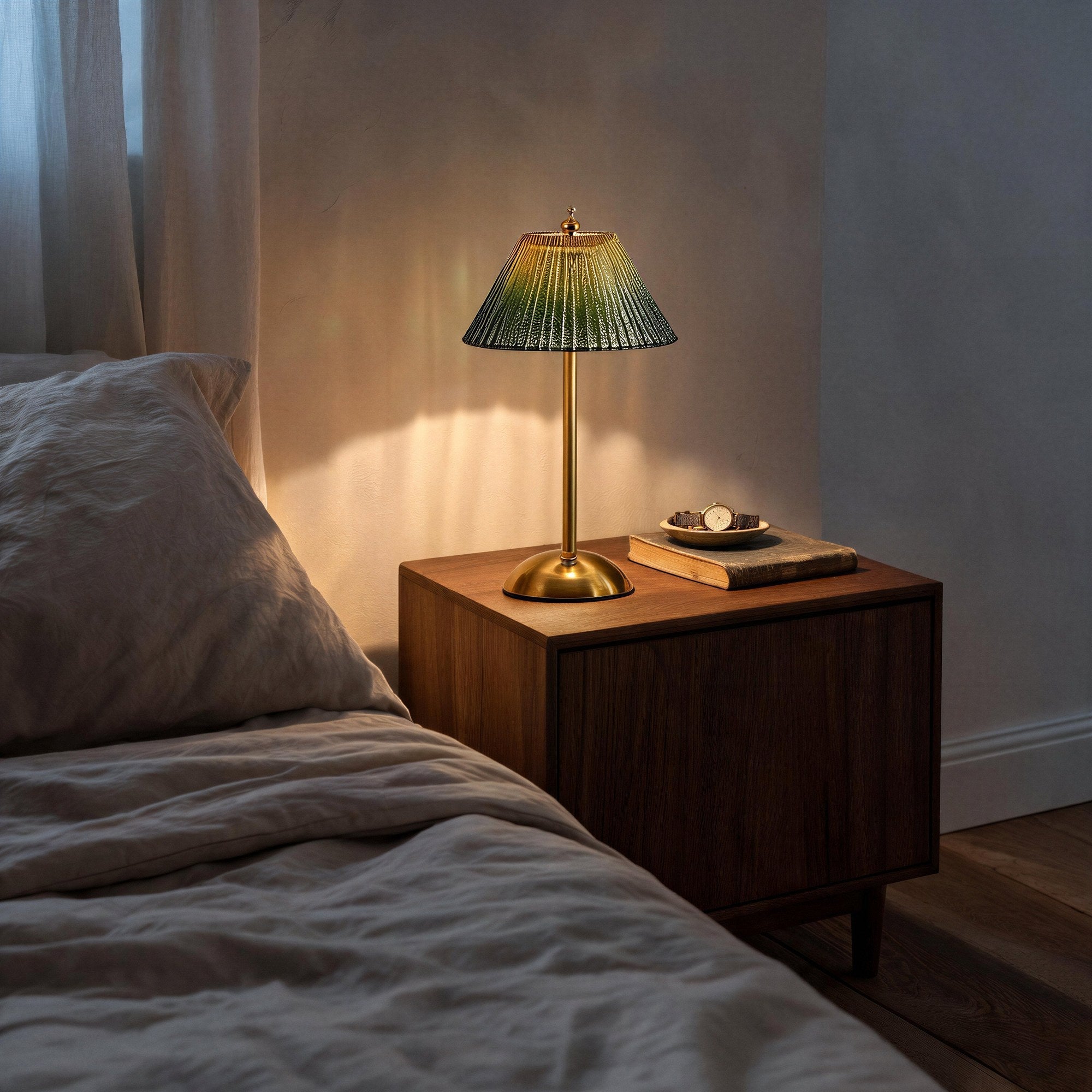 Elegant sladdlös bordslampa i glas och mässing för sängbord eller matplats