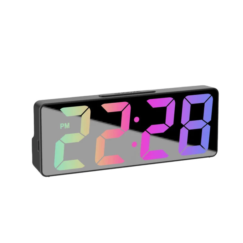 Digital väckarklocka med LED-display i mörk sovrumsmiljö
