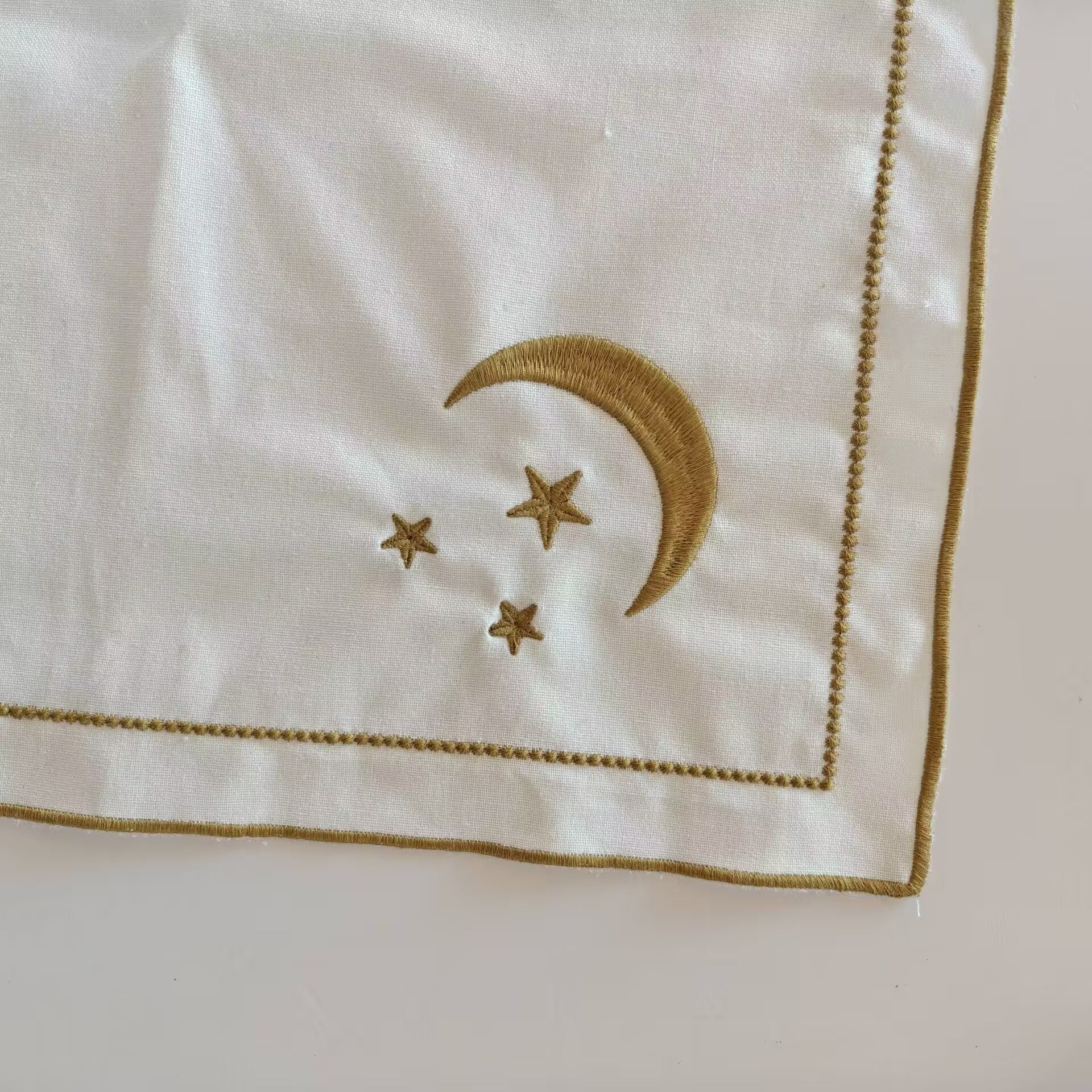 Bomullsservetter med broderade stjärnor och månar