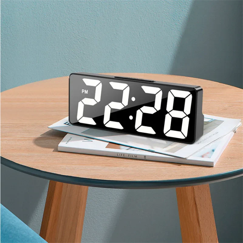 Närbild av digital väckarklocka med temperaturvisning och klockslag