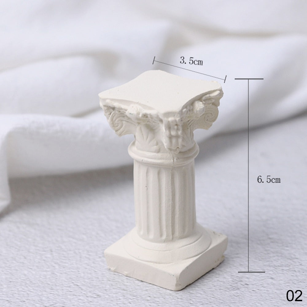 Ljusstake i keramik med Light Academia-design