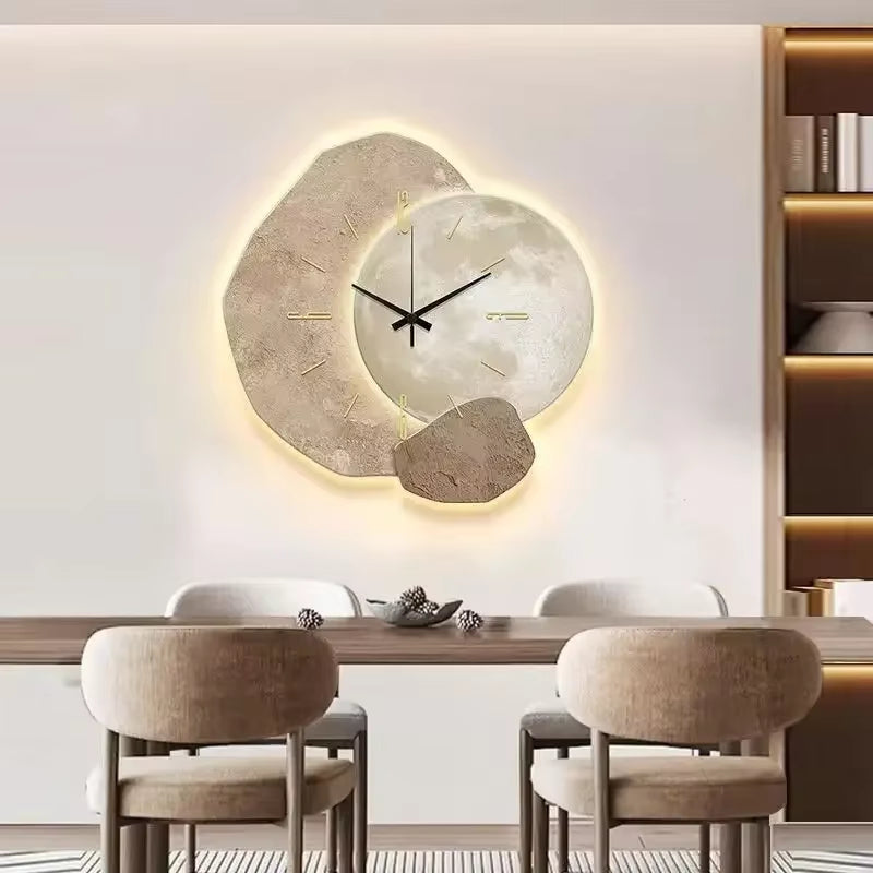 Beige väggklocka med måninspirerad form i modern inredning