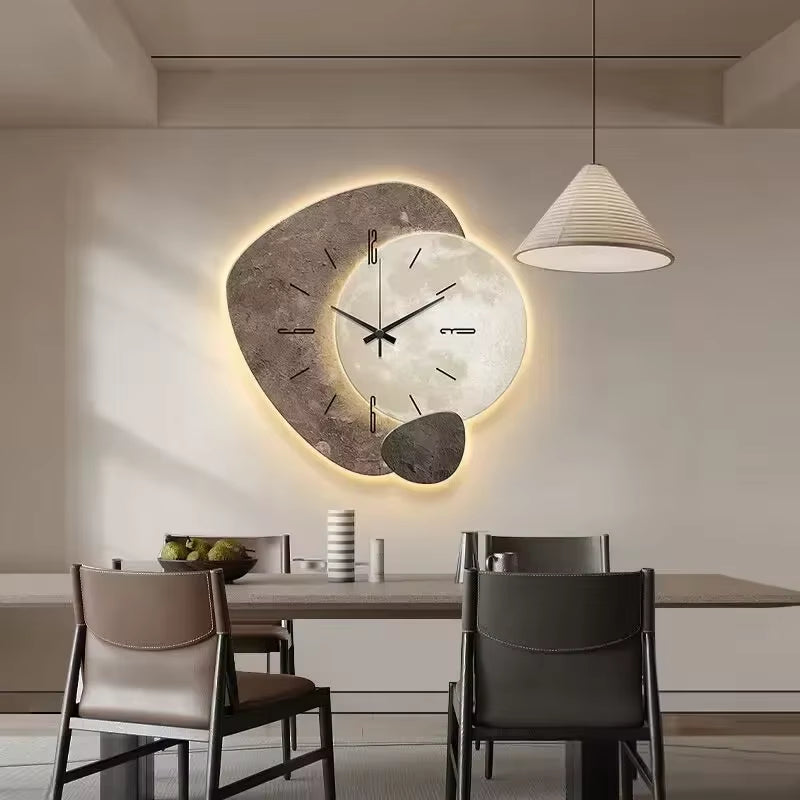 Minimalistisk väggklocka i beige med mjuka organiska former