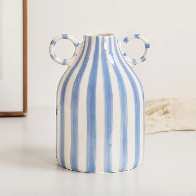 Keramiskt vas med randig design